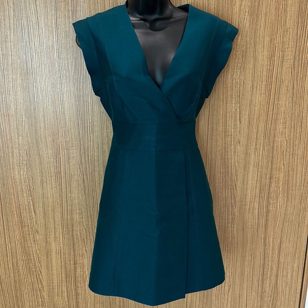 HALSTON Heritage v neck size 4 wore once